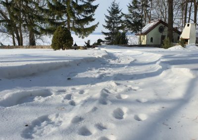 Dom-nad-jeziorem-na-Mazurach-zimą