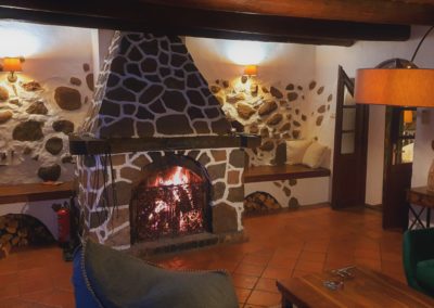 sala-kominkowa - dom-na-Mazurach-wynajem