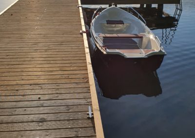 pomost-łódka-nad-jeziorem