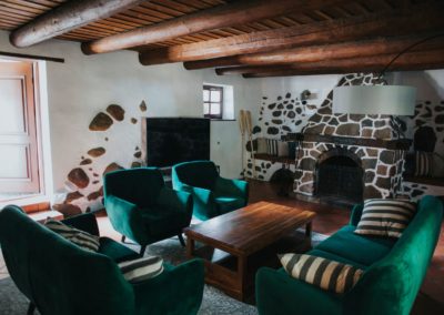 sala-kominkowa-w-domu-nad-jeziorem